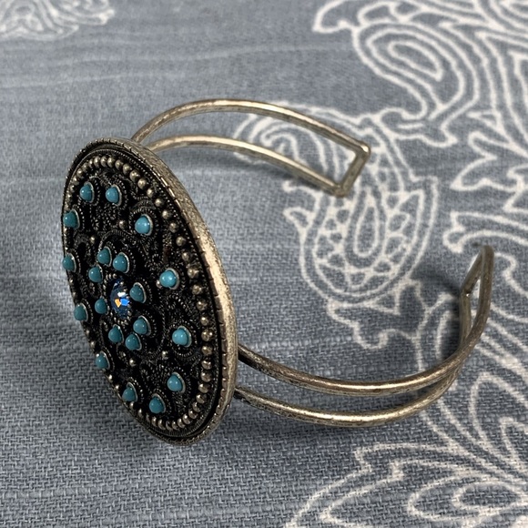 Turquoise color bracelet with crystal center stone - Picture 8 of 8